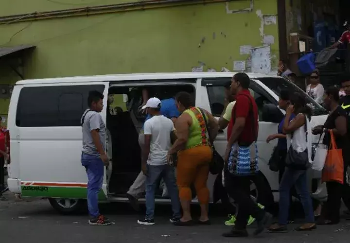 Los dueños de busitos piratas se aprovechan de los usuarios.    / Foto Edwin González 