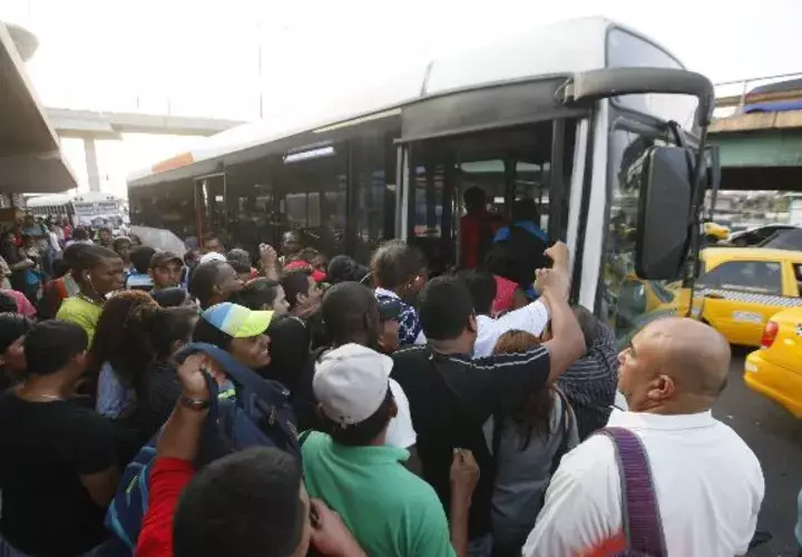 Largas filas hacen los usuarios para abordar un metrobús en la ciudad capital.   / Foto Edwin González