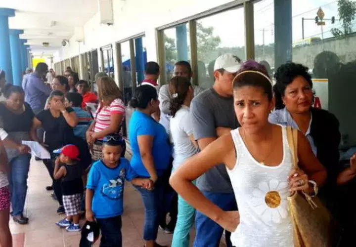 No cesan las filas. Foto Raimundo Rivera