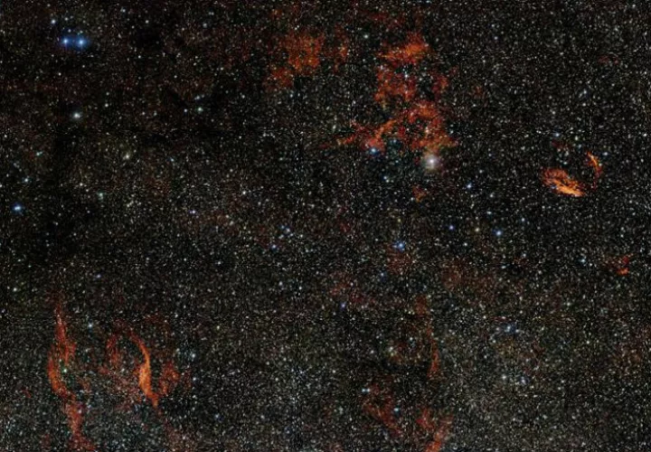 Nueva y enorme imagen, nubes de gas carmesí con potentes estrellas masivas enterradas en su interior. Foto: EFE
