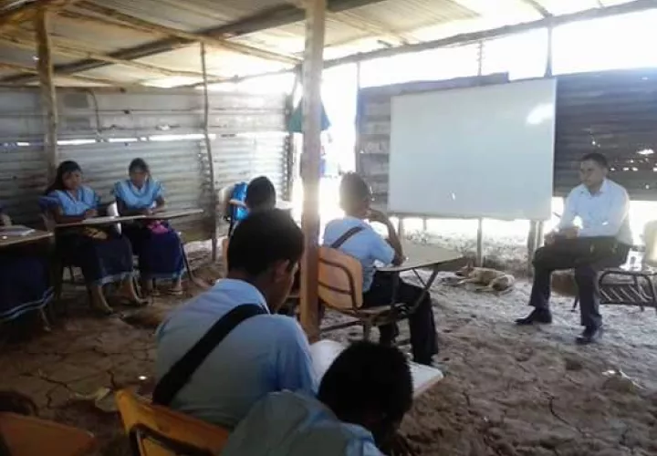La escuela de Las Trancas es de zinc y piso de tierra. Foto/ Álvaro Alvarado