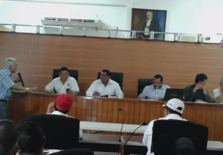 Miembro de la comisión explica sobe el tema limítrofe. Foto/ Zenaida Vásquez