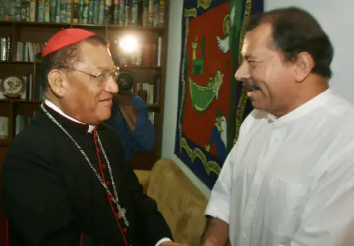 El cardenal emérito Miguel Obando conversa con el presidente Daniel Ortega. Foto/AP