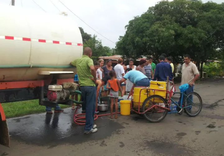 Se abastecen con carros cisterna. Foto/ Thays Domínguez