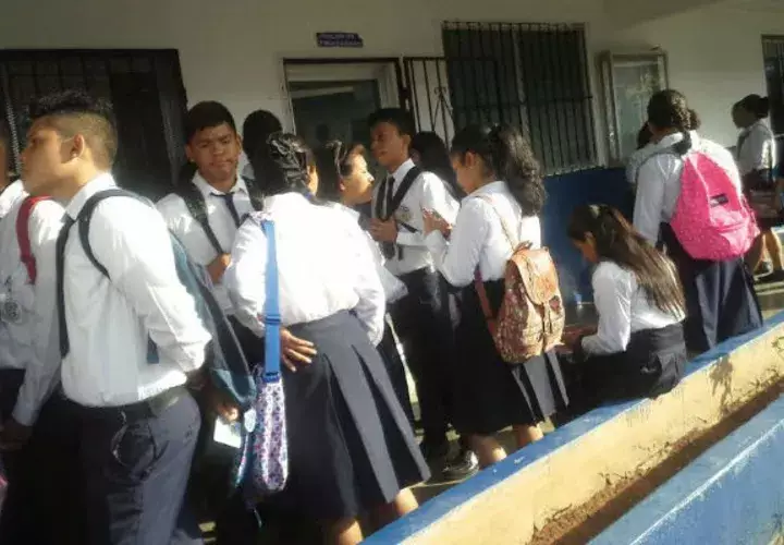 Los estudiantes fueron al colegio por el gusto. Foto/ Víctor Rodríguez
