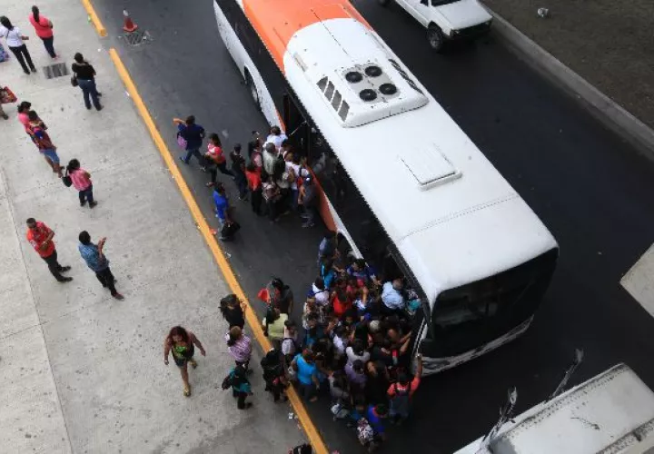 Esperanza Mena, of the Foundation for the Protection of Users of Transport, recalled that this sector is a strong one, moving many economic resources and the increase of the Panamanian population. Foto/Archivo