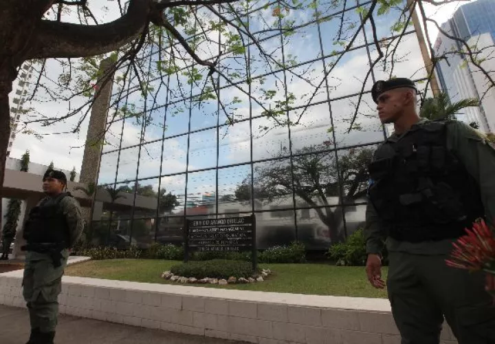 Las autoridades judiciales se llevaron toda la información de las computadoras del bufete; la procuradora dijo que los datos serán bien custodiados.  / Foto Edwin González