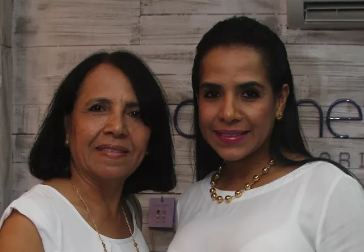 2. Isabel de León y Karina Fuentes.