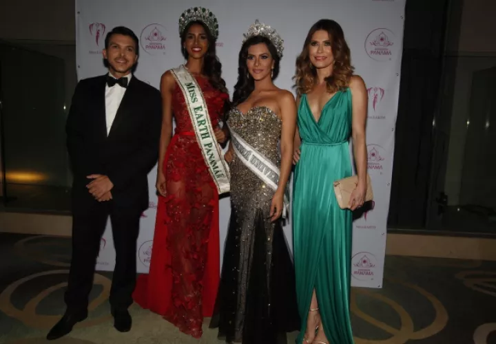 1.  César Anel Rodríguez, Carmen Jaramillo, Gladys Brandao y Justine Pasek.