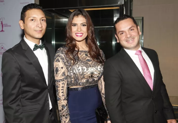 2.  Raúl Torres, Leonela Giallorenzo y Frank Whaztcherths.