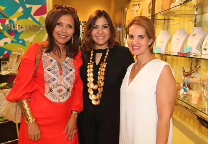 5. Yamilet Cornejo, María Paola Roja y Mary Constantakis.