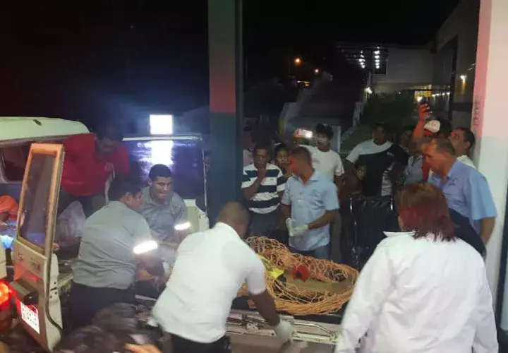 Trasladan a los heridos. Foto/ Víctor Rodríguez