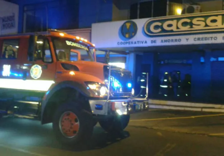 Bomberos llegan a CACSA. Foto: Melquiades Vásquez 