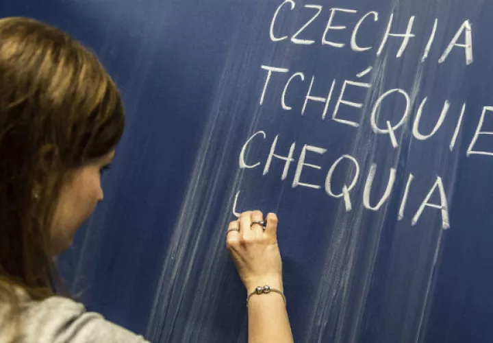  Una profesora escribe en una pizarra el nuevo nombre. Foto/ EFE