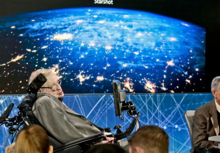Stephen Hawking y Yuri Milner, buscan conquistar su sueño espacial. Foto/AP