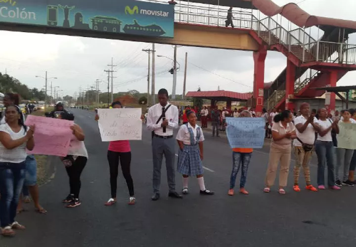 Con pancartas en mano protestaron. Foto: Delfia Cortez