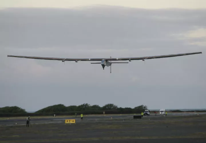 El avión solar intenta dar la vuelta al mundo.Foto/ AP