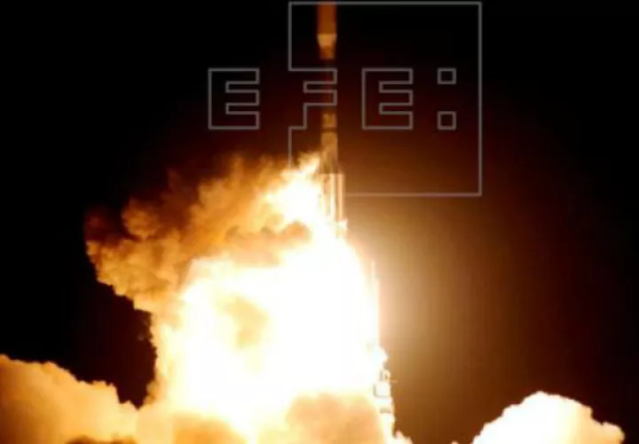 Momento del lanzamiento del cohete Delta 2 desde que transporta al telescopio Kepler. EFE