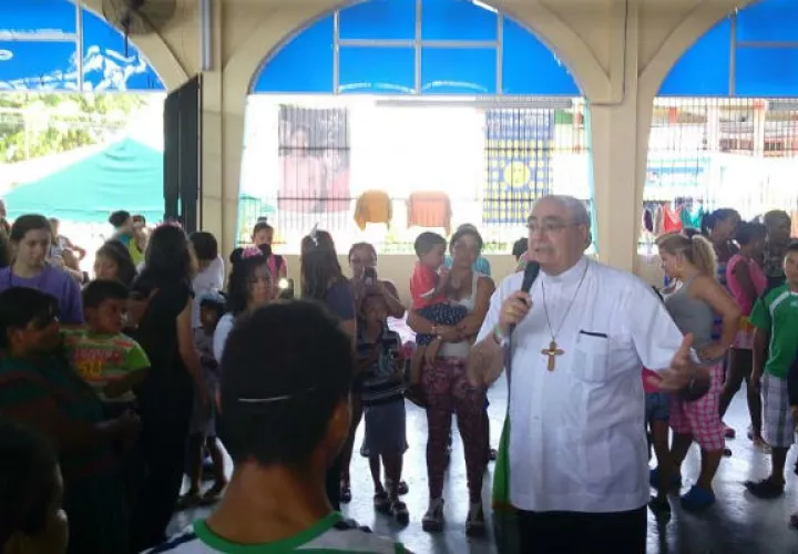 Visita del cardenal, José Luis Lacunza al albergue. 