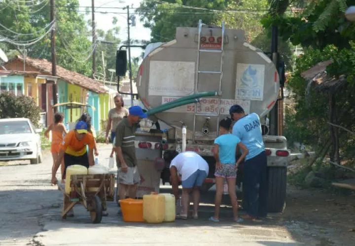 Les surten con camiones cisterna. Foto: Thays Domínguez 