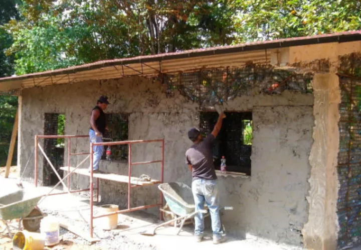 Construcción de una vivienda con cemento y botellas de plástico. Foto/ EFE 