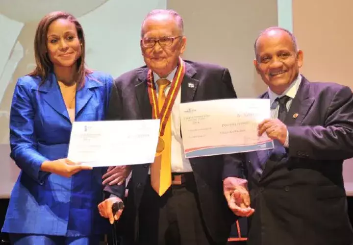 El reconocido escritor se vio muy afectado y también triste por la mala organización. /Foto Jaime Cordero