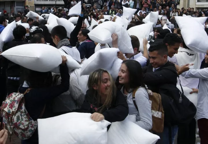Jóvenes colombianos participan de la guerra de almohadas. /Foto EFE
