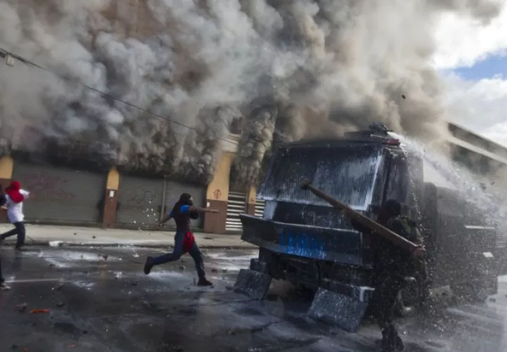 Manifestantes se enfrentaron con agentes policiales en Chile. AP