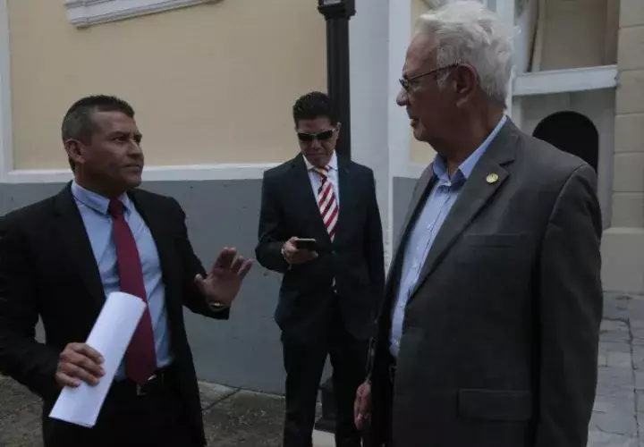 Los abogados del expresidente Ricardo Martinelli se presentaron ayer, lunes, a la Cancillería para solicitar las copias en inglés del expediente sobre la solicitud de extradición contra su defendido. /Foto Víctor Arosemena