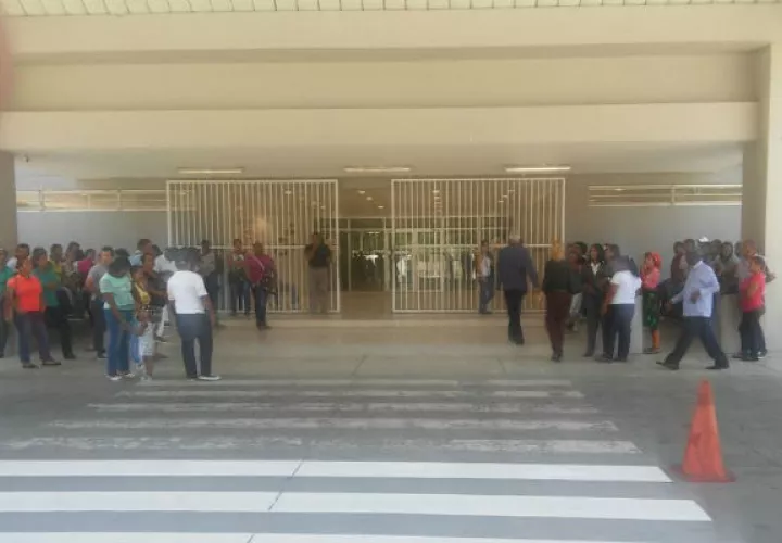 Padres en la entrada del plantel. Foto: Delfia Cortez