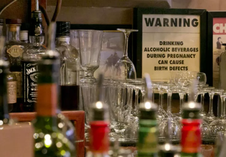 Publican letreros en los bares de Nueva York; para la atención a las embarazadas. Foto/AP