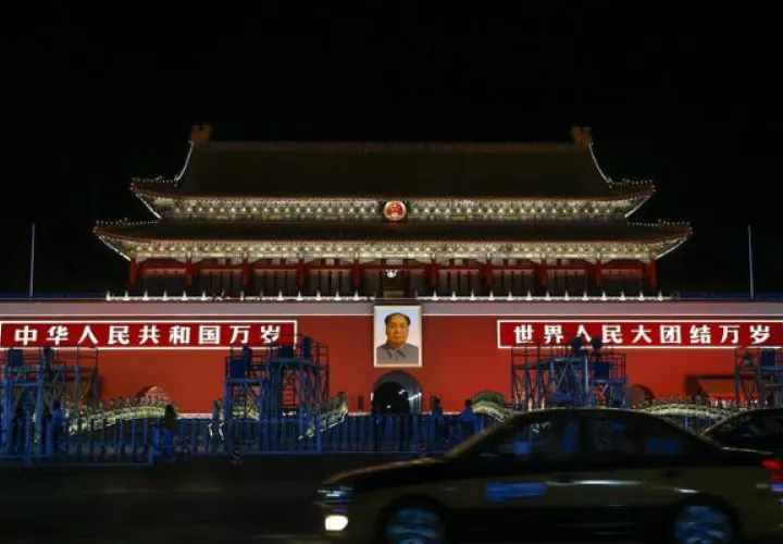 Vista de la fachada de la Ciudad Prohibida en la plaza de Tiananmen, en Pekín. Foto/ EFE