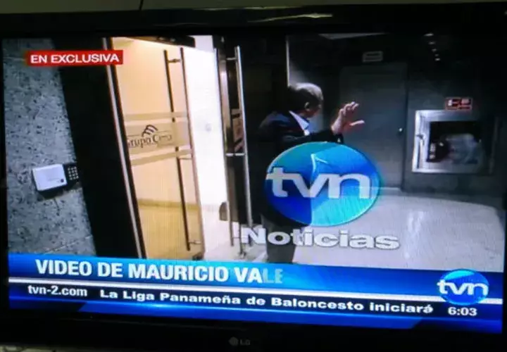 Imagen tomada de TVN Noticias muestra a Díaz saliendo de una oficina de los Waked.
