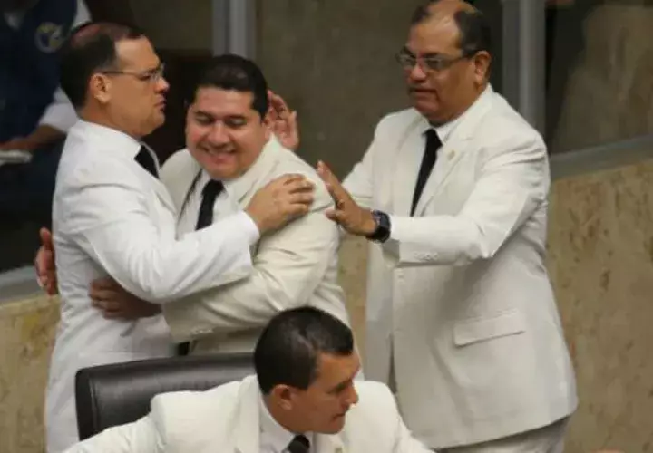 Durante la elección de Rubén De León como presidente de la Asamblea 