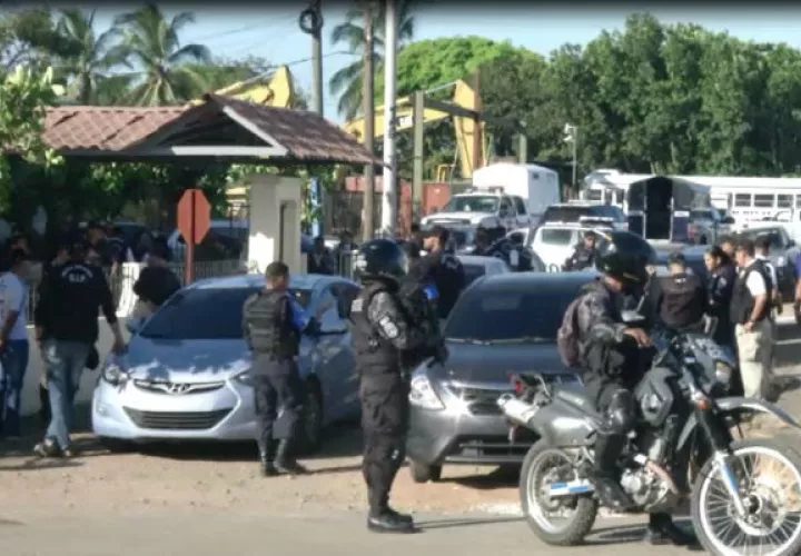  Policía de aguadulce, detrás está la cárcel. Foto: Elena Valdez 
