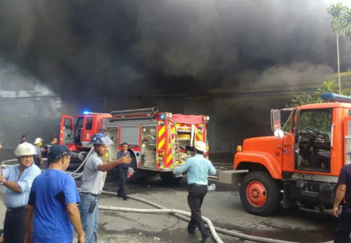 Bomberos combaten el siniestro. Foto: José Vásquez