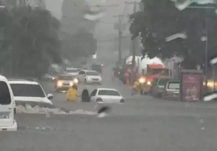 Los carros también resultaron afectados por las inundaciones 