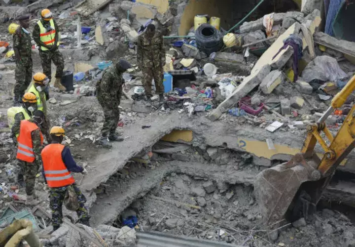 Buscan sobrevivientes en los edificios derrumbados. Foto/AP