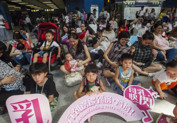 Madres se toman la estación del metro. Foto/AP