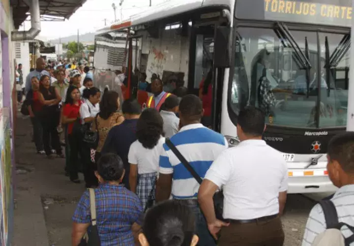 Los usuarios no opinan igual al director de la ATTT, Julio González 