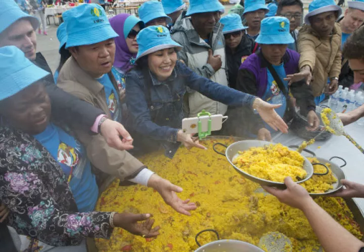 Un grupo de empleados celebran comiendo una paella. Foto/AP