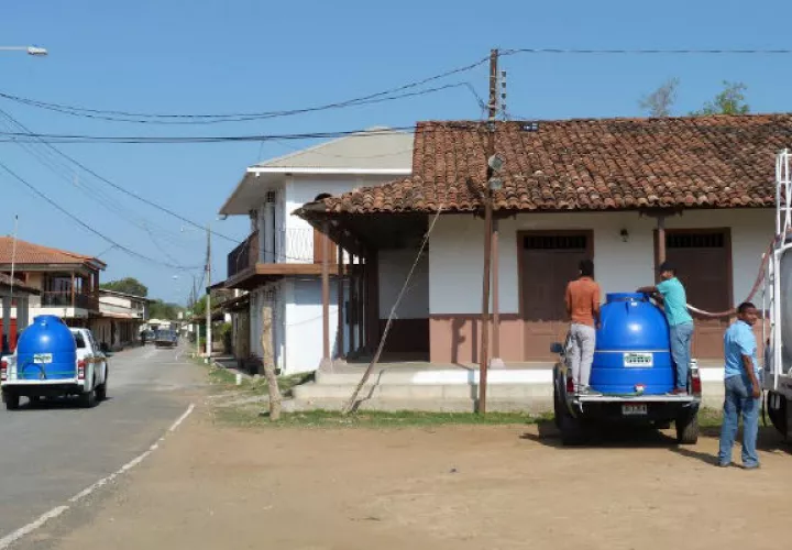 Distribución de agua en caros cisterna. Foto/ Thays Domínguez
