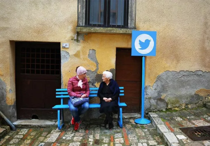 Una silla representa el Twitter; para que las personas conversen de frente / Cortesía.
