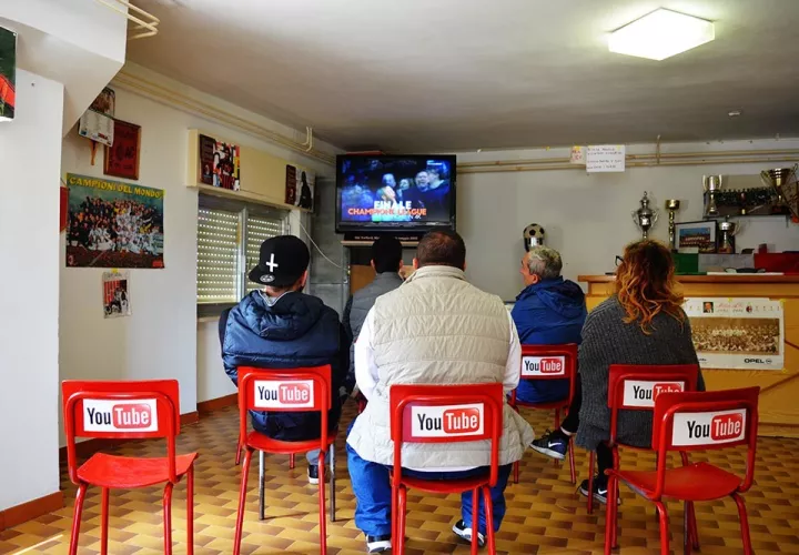 Los hombres acuden al bar del pueblo, lo llaman Youtube / Cortesía.