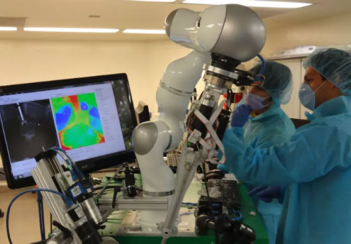 Un grupo de personas observan el trabajo del robot. Foto/AP