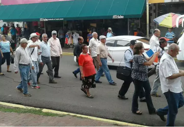 Santeños en las calles. Foto: Zenaida Vásquez 