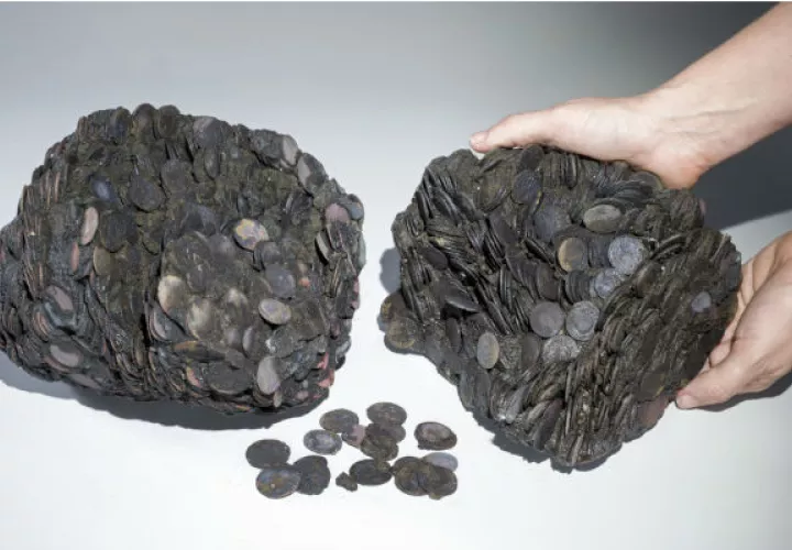 Terrones de monedas que pesan 20 kilogramos. Foto/ EFE