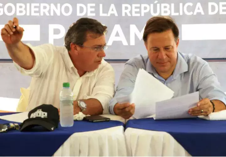 El presidente Varela junto a Ramón Arosemena, ministro del MOP