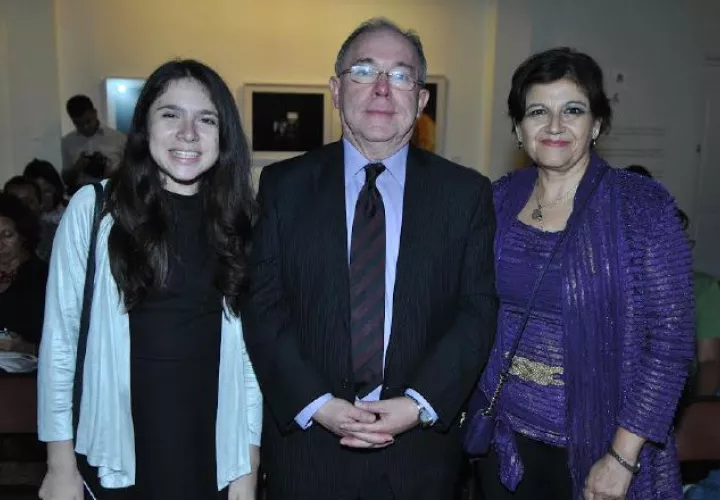2. Valeria Angelica Galván Torres, Alfredo Galván y Angélica Torres.