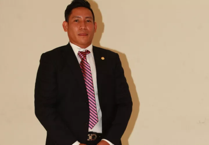 José Luis Morán tiene en sus manos el futuro del deporte de la esgrima. /Foto Anayansi Gamez